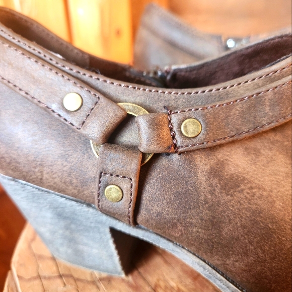 ROCKET DOG-UNDER RATED HEELED BOOTIES. WOMENS SIZE 9 - Picture 5 of 8